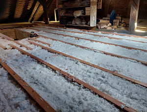 Zateplení stropu rodinného domu pomocí foukané izolace